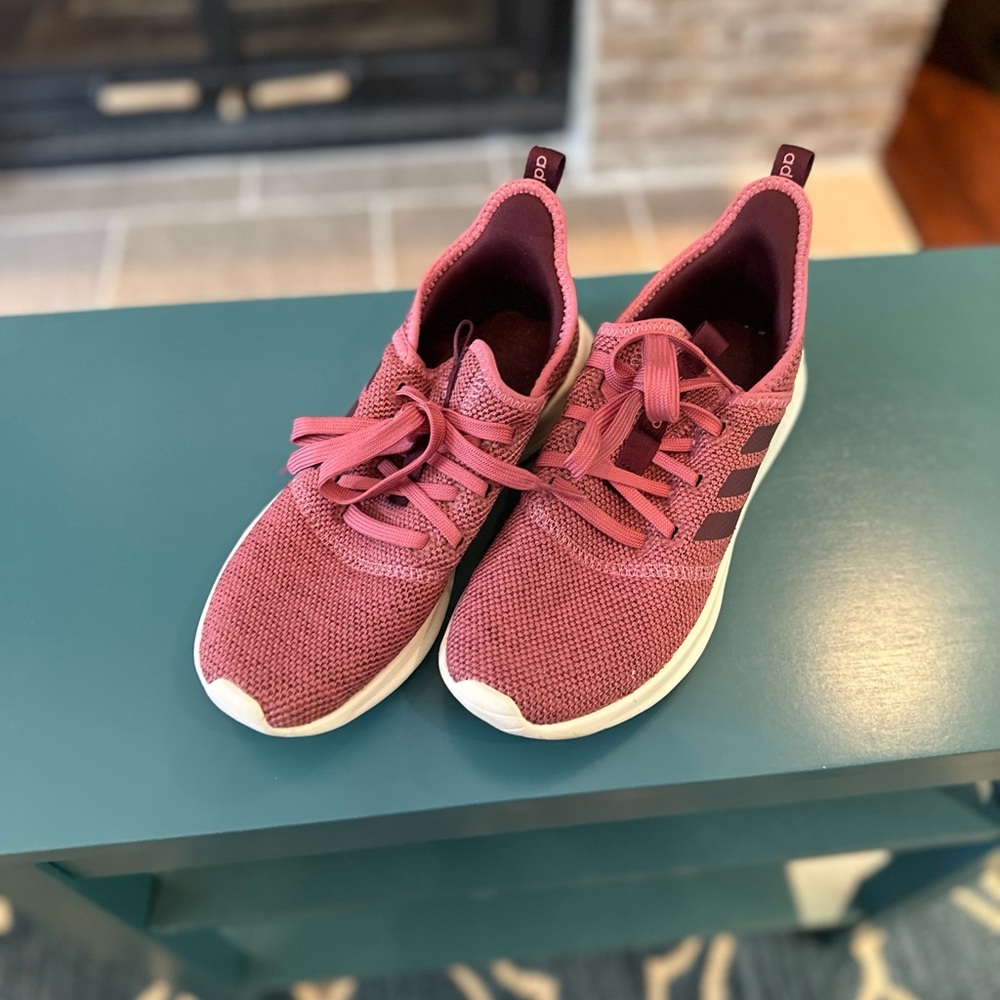 Adidas Women’s Rose Color Sz 6 1/2